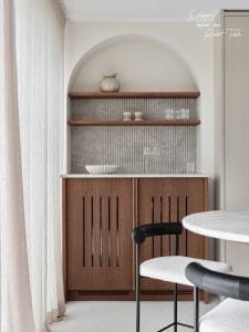Eiken houten keuken met een minimalistische en luxe uitstraling, waar in het design gebruik is gemaakt van organische vormen en prachtige details. Door de combinatie van eiken hout, natuursteen en spuitwerk zorgt het voor een mooi rustig en verfijnd geheel.